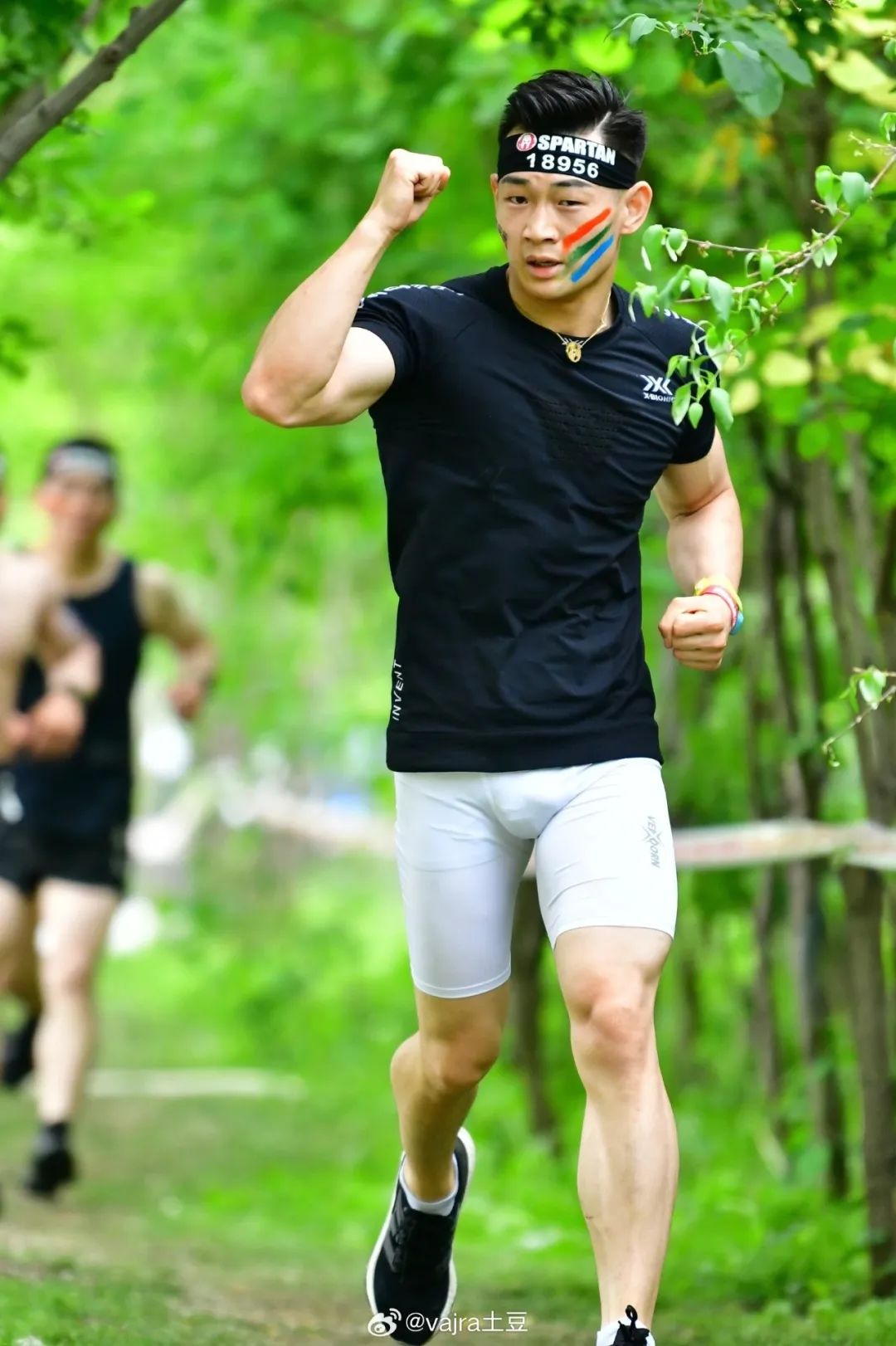 参加斯巴达的运动男湿湿透，我天这大腿能帮他洗吗？