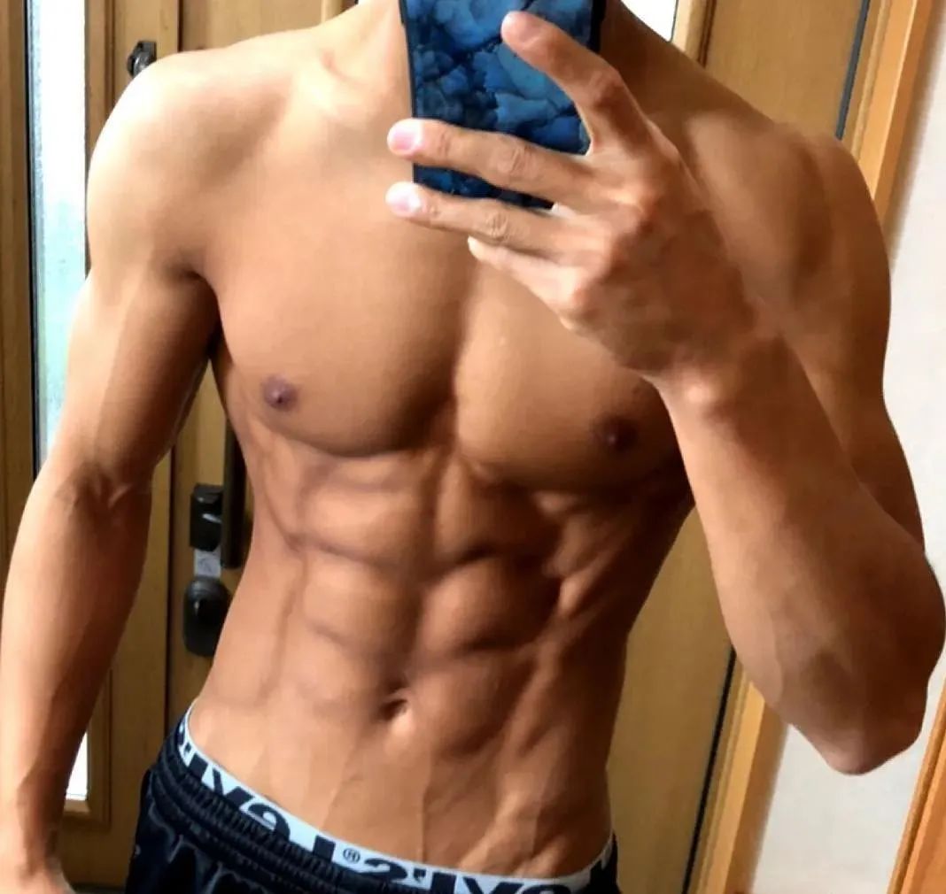 推特网红肌肉爸爸私教课卖五百约的都是男顾客，值吗？