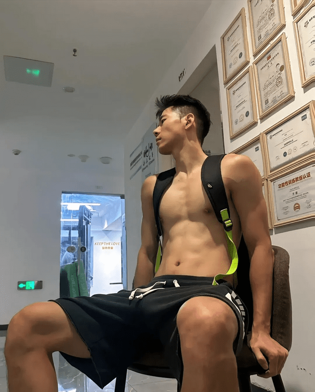 体育老师穿泳裤冲浪，少年感又欲又帅！