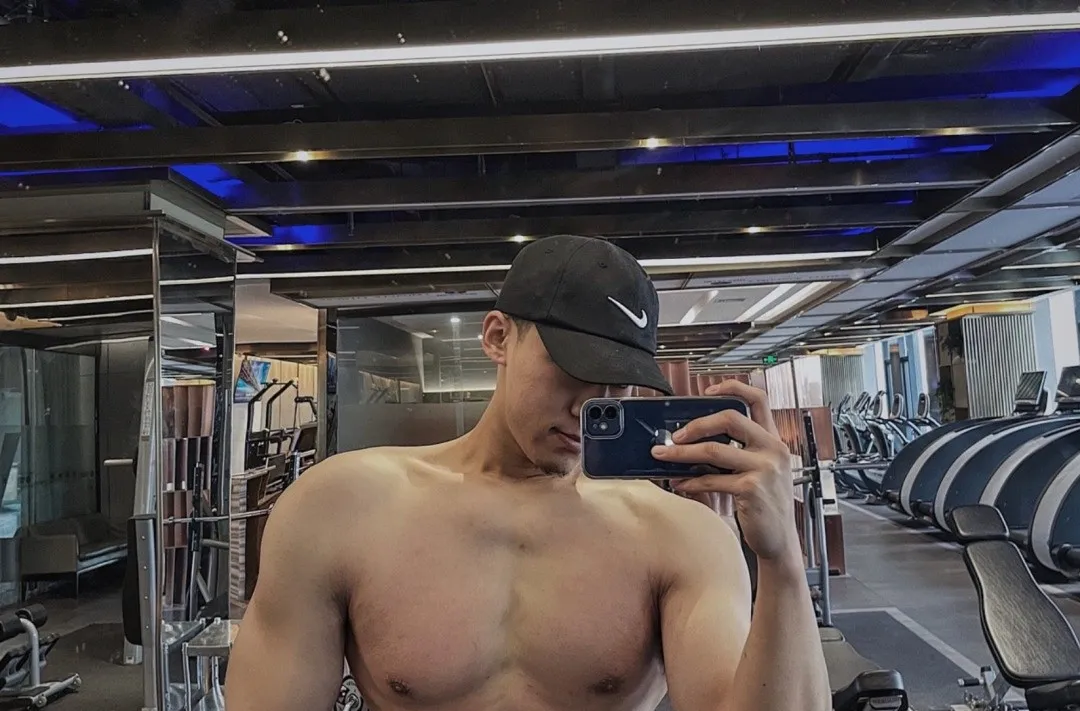 约到“退役兵哥穿正装上门”家政服务，干累了还脱衣服？