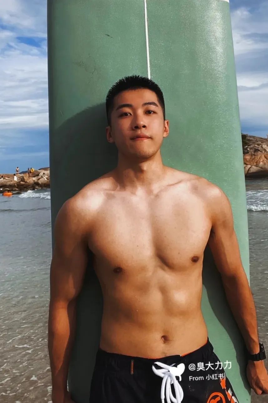 【直男日记】185CM 的足球湿身照，是你新老公吗？
