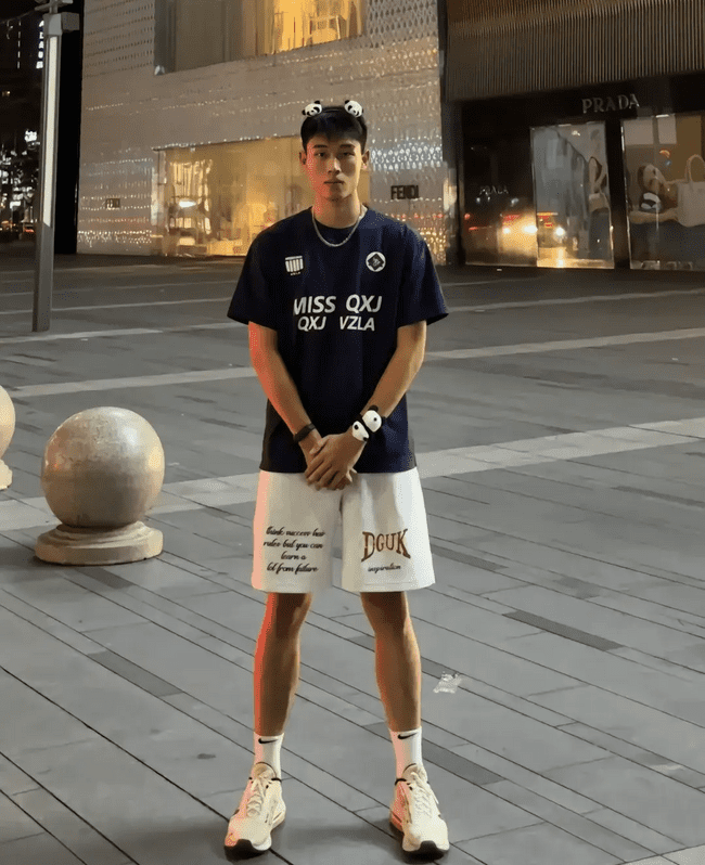 男大体育生黑皮肌肉帅哥独自在酒店！