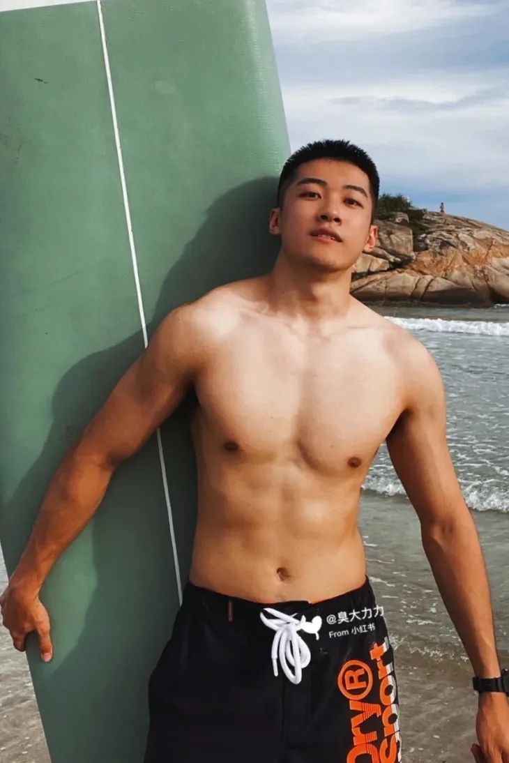 【直男日记】185CM 的足球湿身照，是你新老公吗？