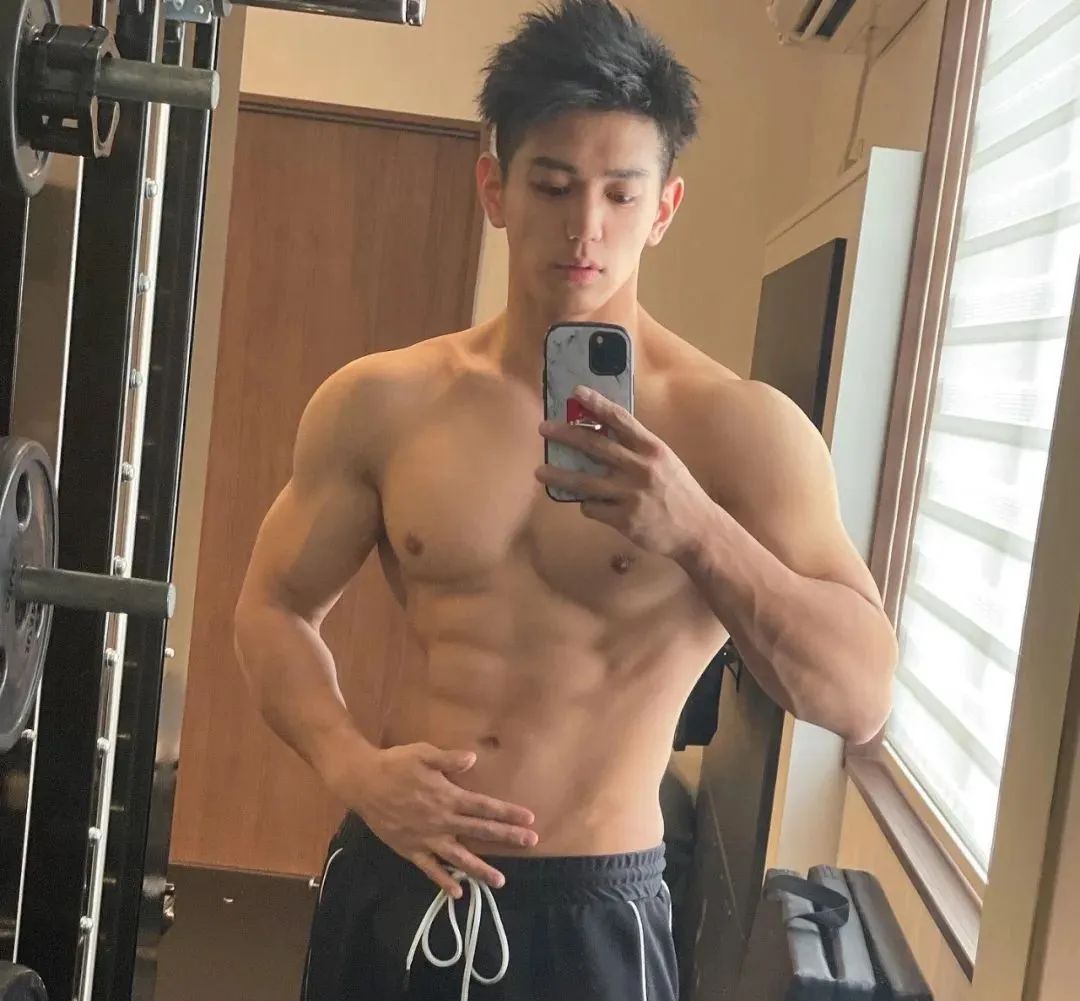 推特网红肌肉爸爸私教课卖五百约的都是男顾客，值吗？