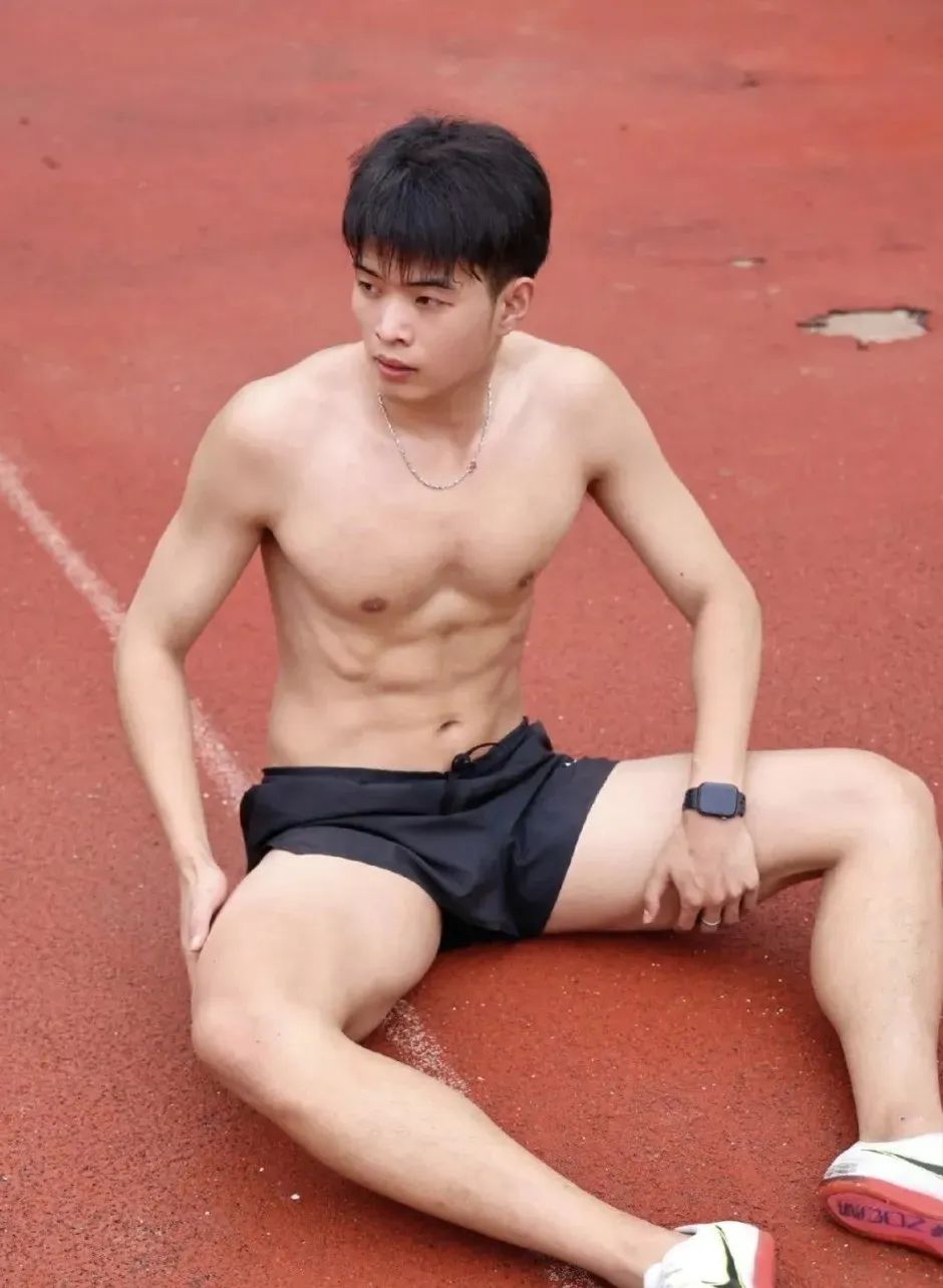 193CM 黑皮田径体育生，19 岁山东男大的迷人魅力！