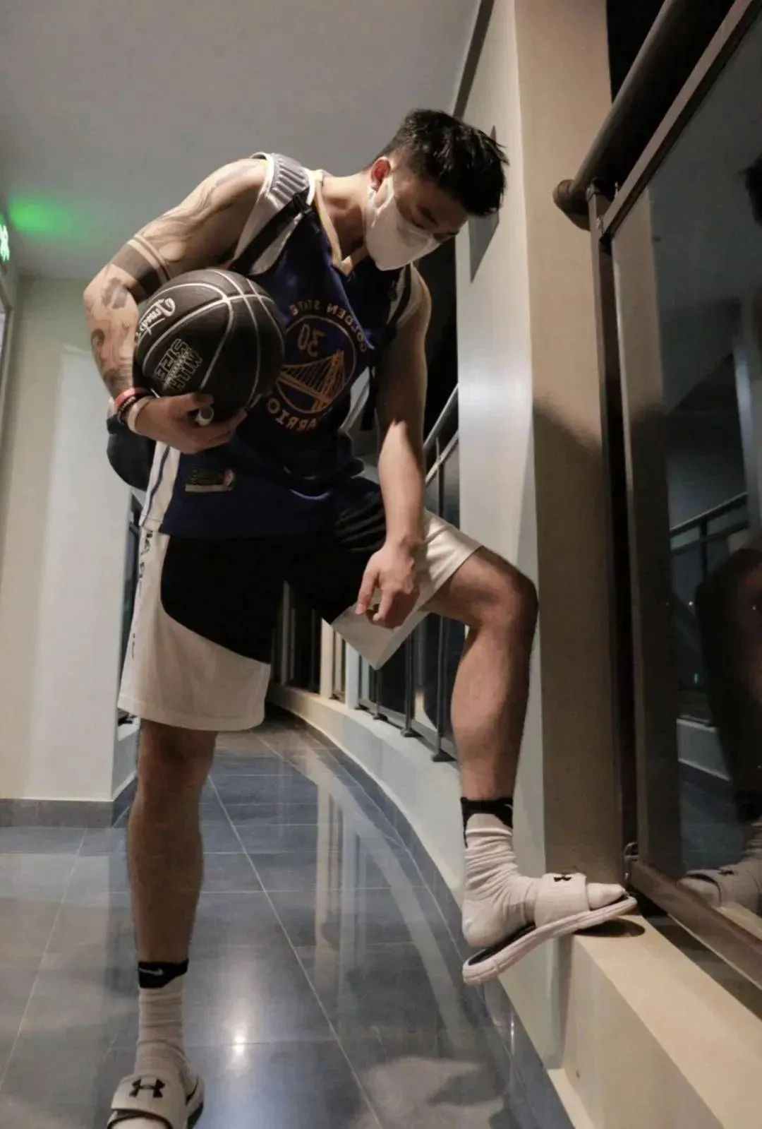 山东黑皮篮球体育生，白袜腹肌太爷们了