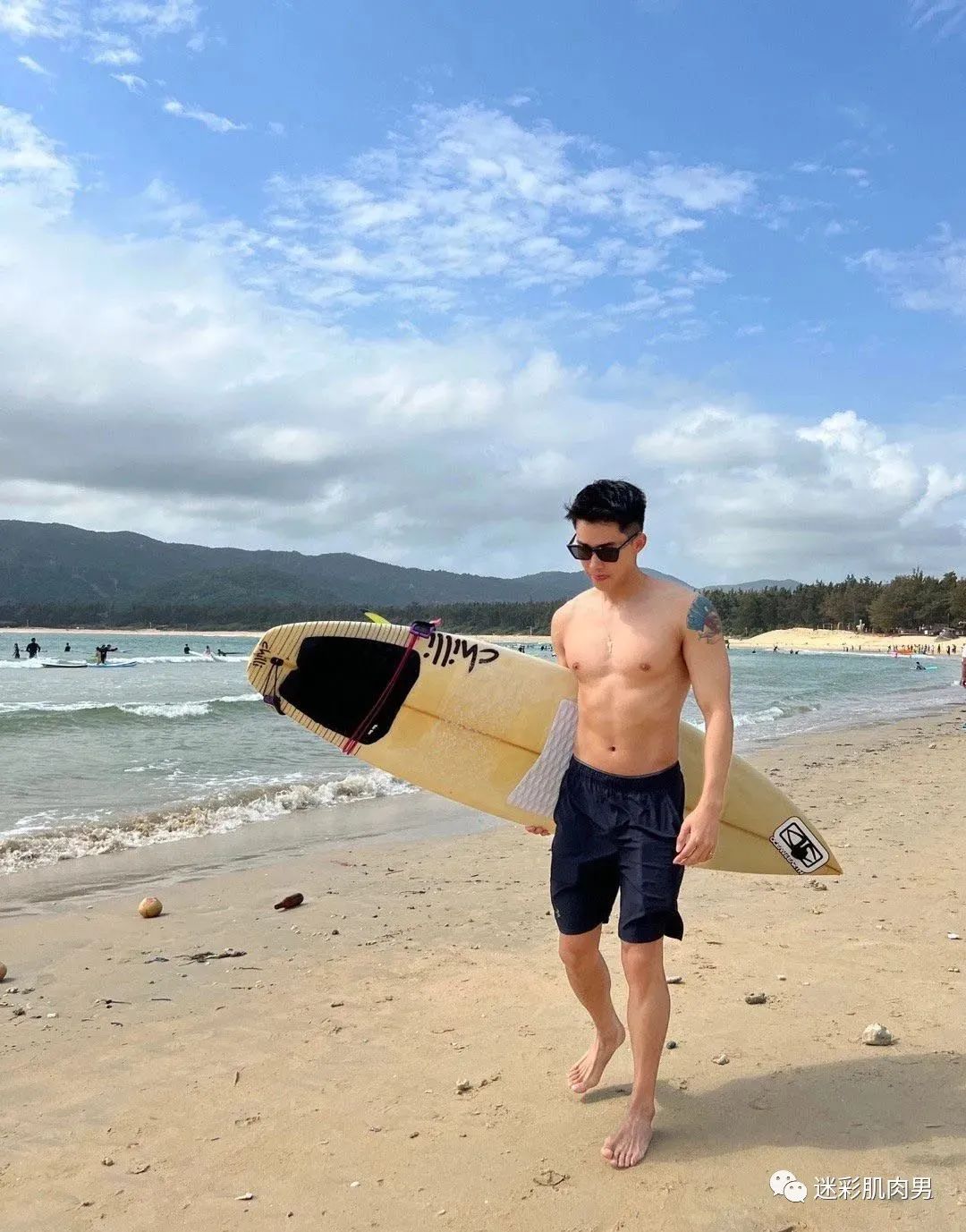 海边的小哥湿身想和他一起去玩水啦