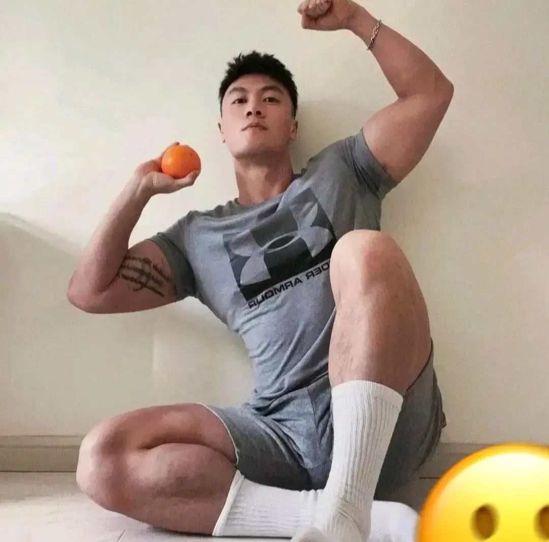 3 个体育生帅哥被抓拍，哪个是你的菜？