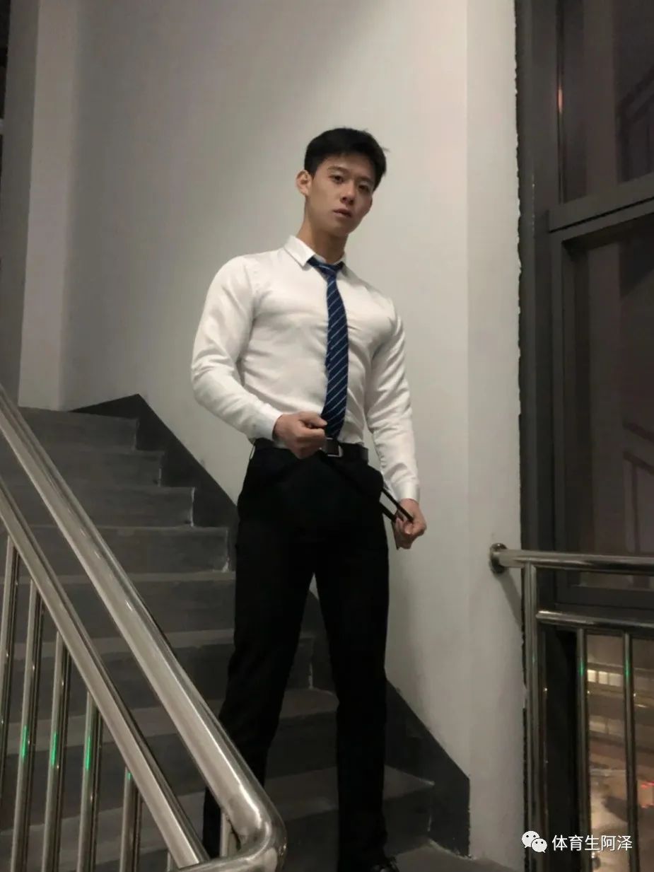 禁欲正装，山东大男孩，楼梯口来一下......