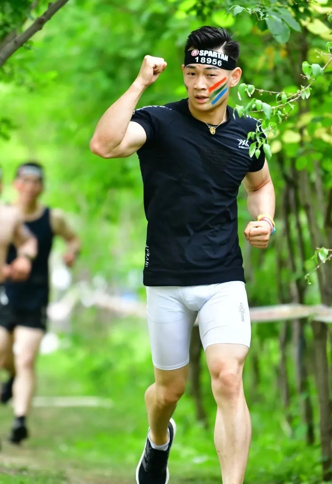 参加斯巴达的运动男湿湿透，穿这么紧身的裤子吗？