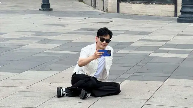 演艺圈两大顶流男演员，拍照角度真令人抓狂！