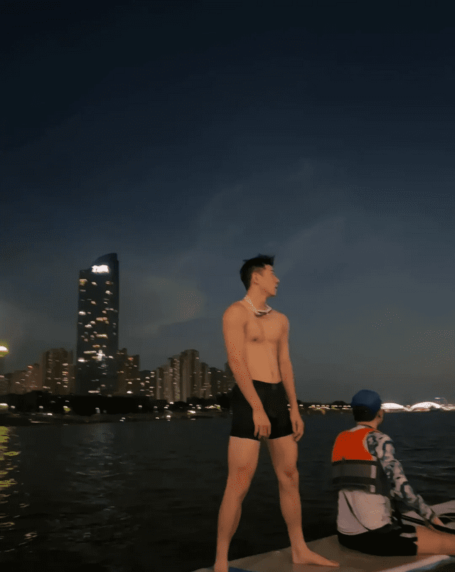 体育老师穿泳裤冲浪,少年感又欲又帅! 体育老师穿泳裤冲浪,少年感又欲又帅!