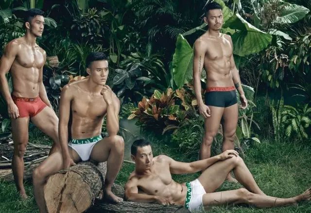 41 岁林丹穿超短裤叉太开满屏了，视频全是大长腿！！