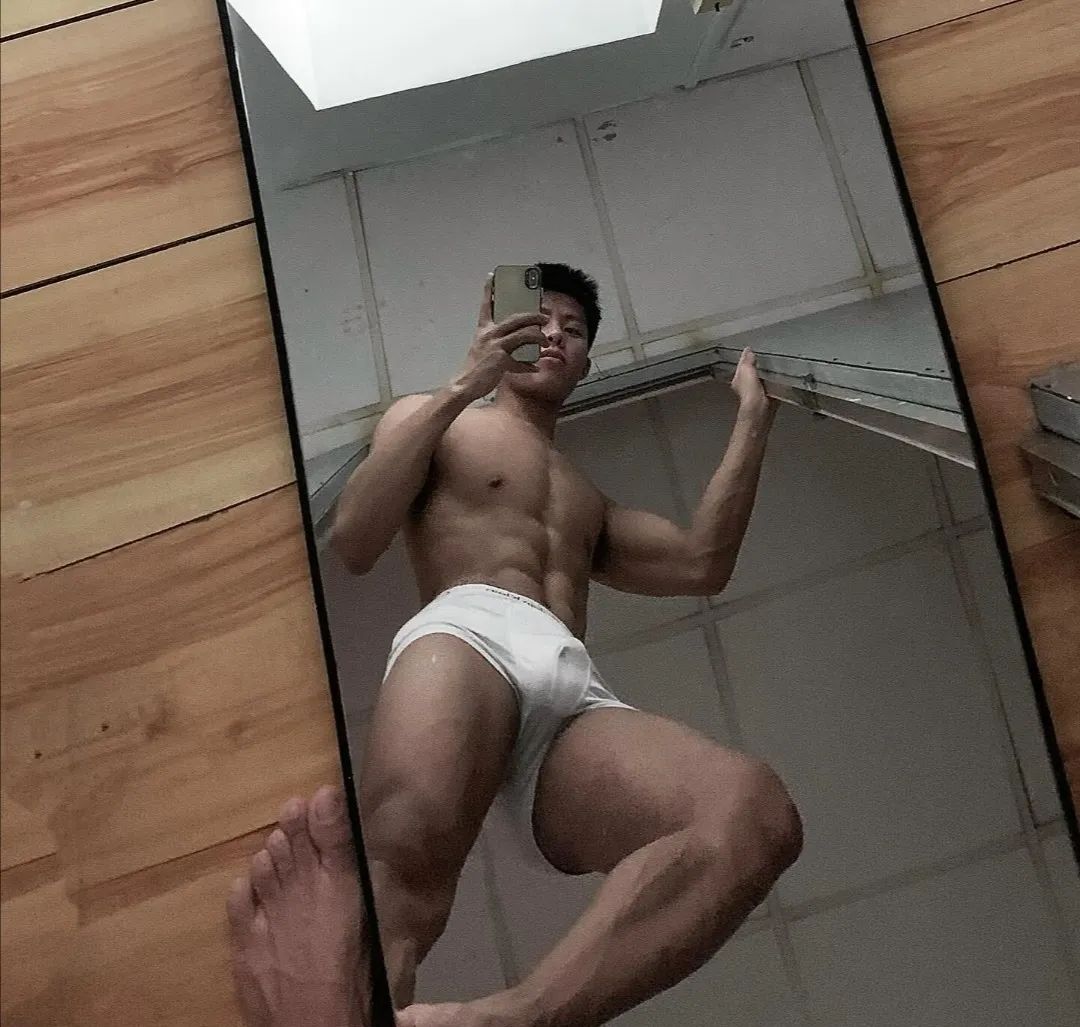 185cm 体育生在酒店自拍，完美尺度！