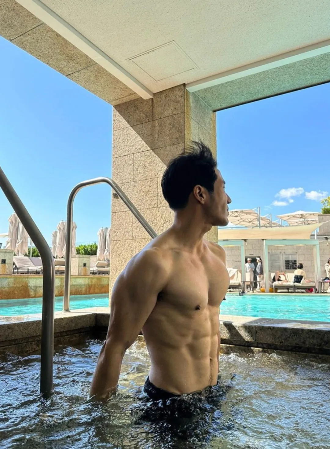 人夫感十足的肌肉型男为了生活脱了下海，有市场吗？