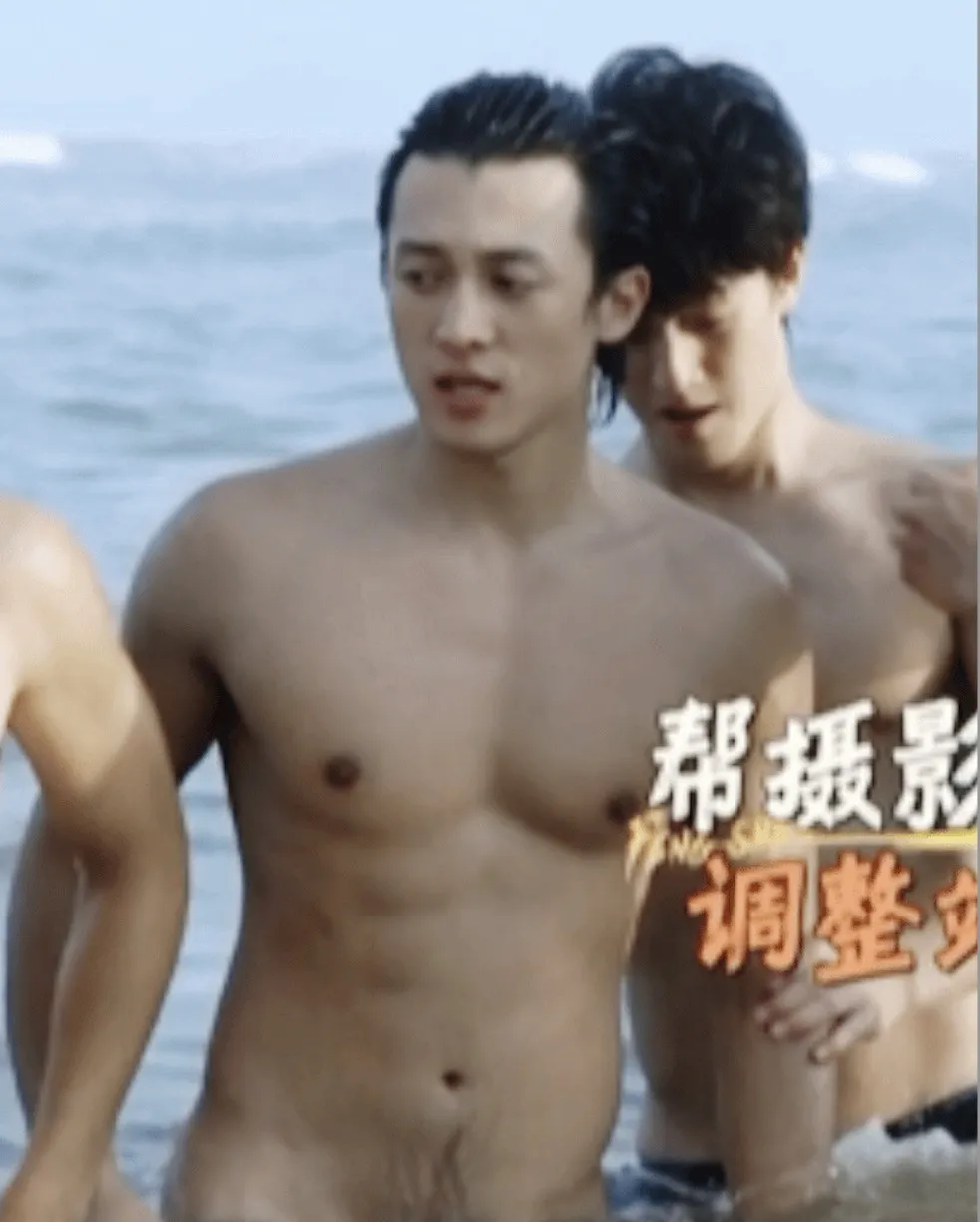 侯雯元没穿泳裤？腹毛这么性感实力大出圈！