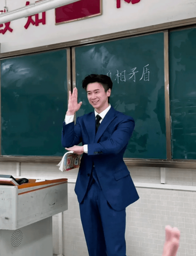 八块腹肌的高颜值语文老师帅呆了！