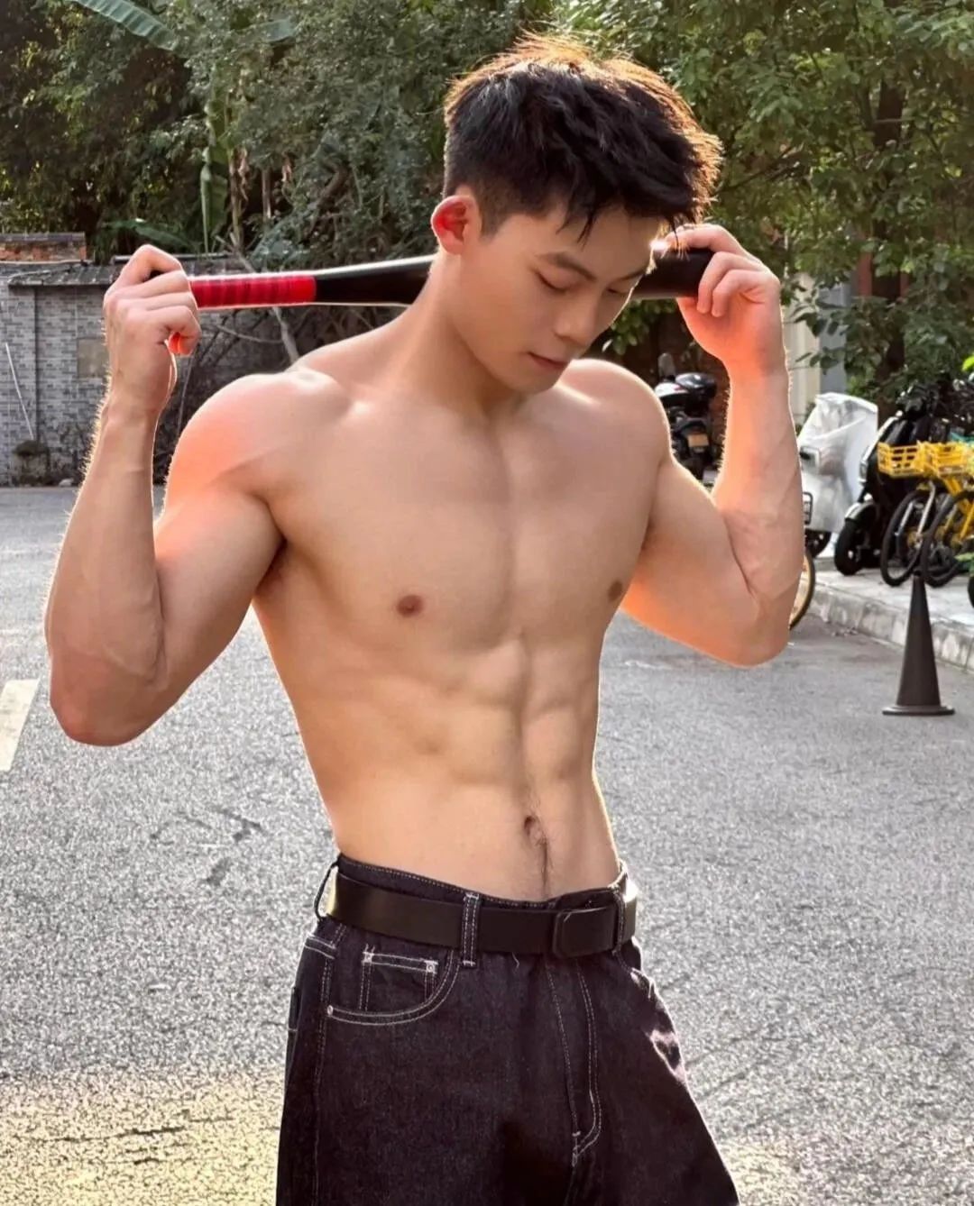 成都街头性感腹毛体育生，大肌男悬念拉满了！