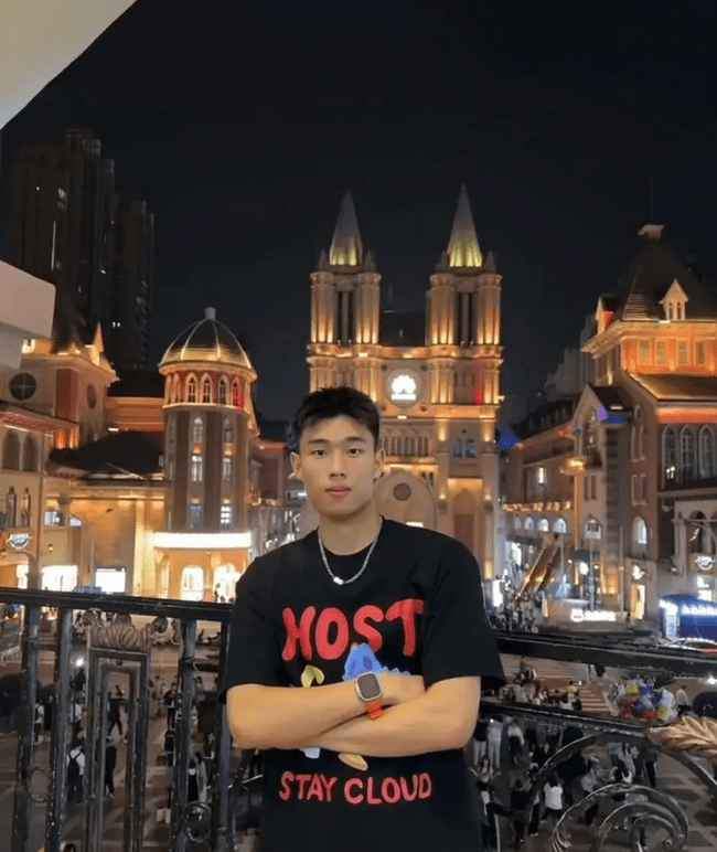 男大体育生黑皮肌肉帅哥独自在酒店！