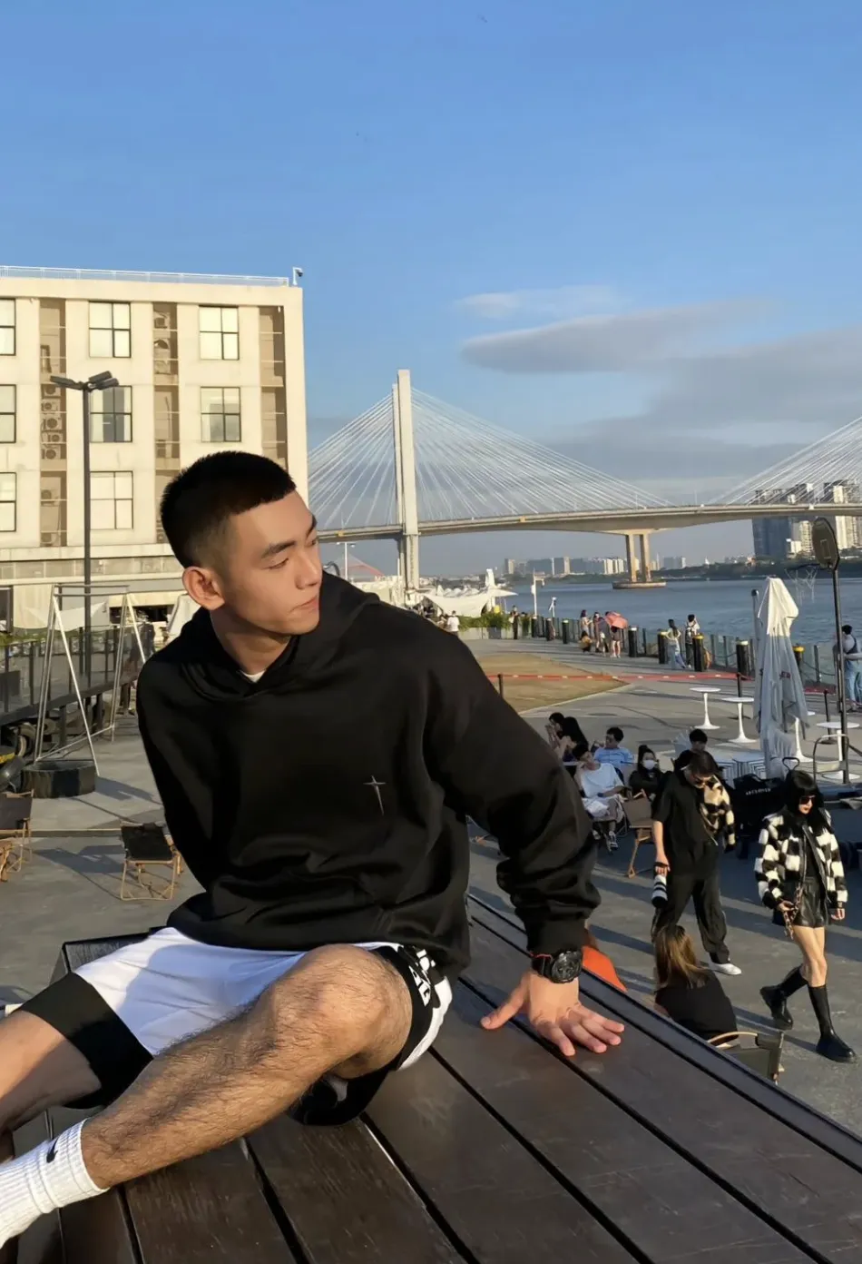 退役的寸头小哥脱啦，长腿粗壮腿毛长的太旺盛了！