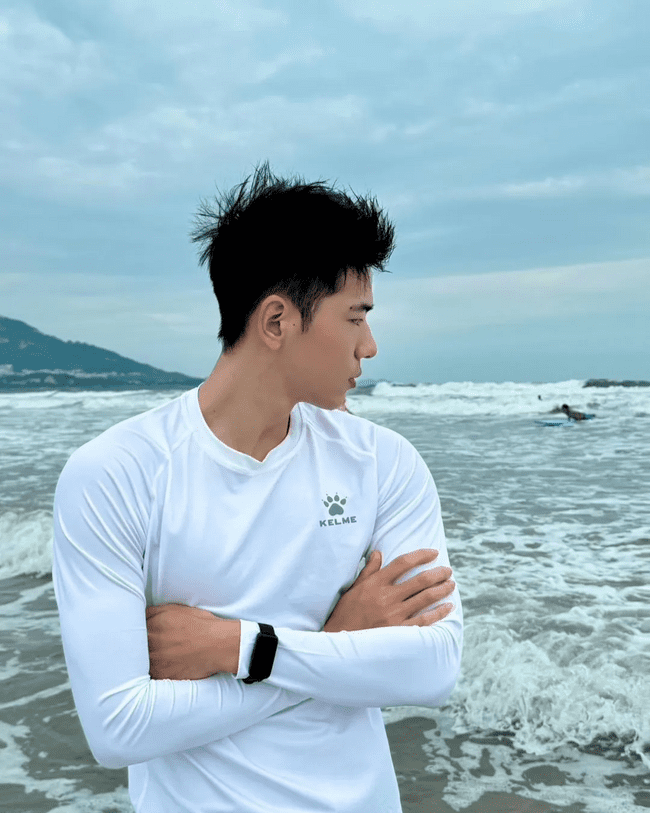 体育老师穿泳裤冲浪，少年感又欲又帅！