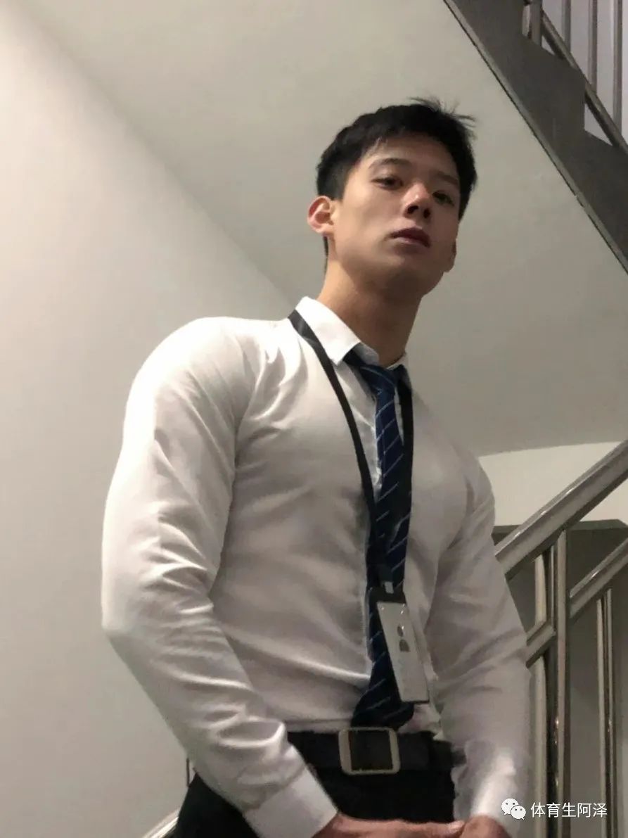 禁欲正装，山东大男孩，楼梯口来一下......