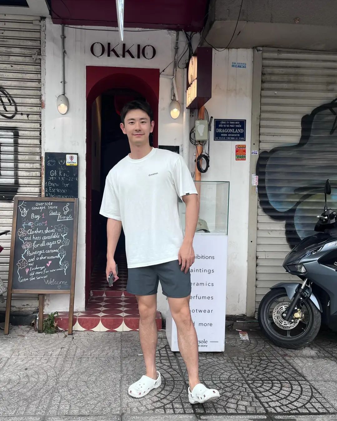 穿黑内裤自拍的野生男私照扒到啦，大实力遮不住呀！