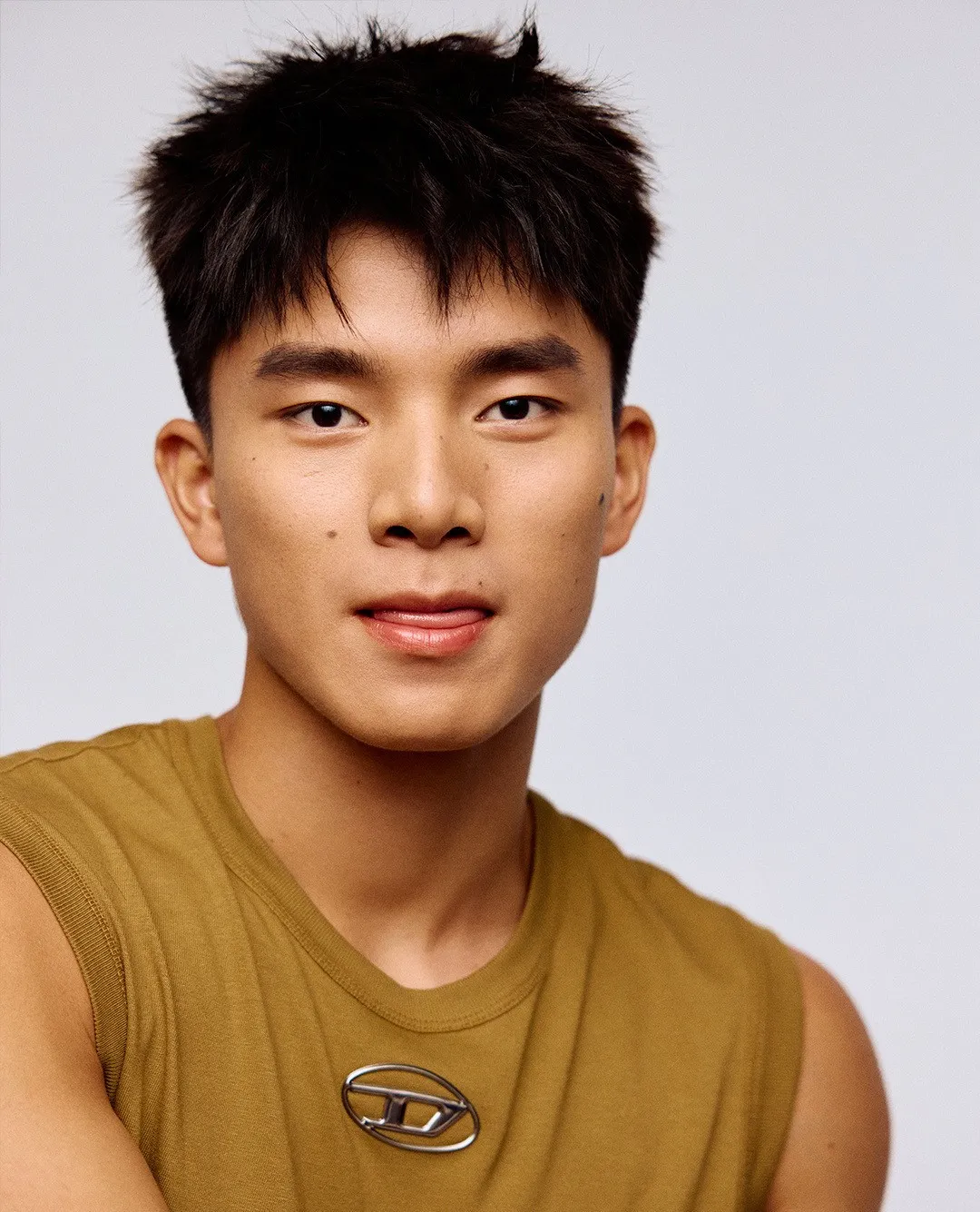 只看一眼就会爱上！00 后运动小将伍鹏首封来啦~