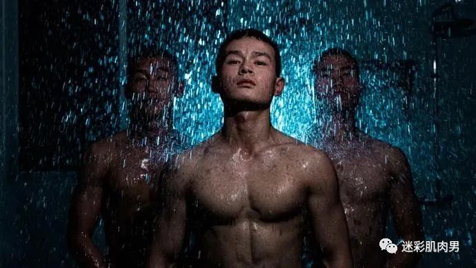 满屏的迷彩兵哥腹肌太棒啦！流口水了