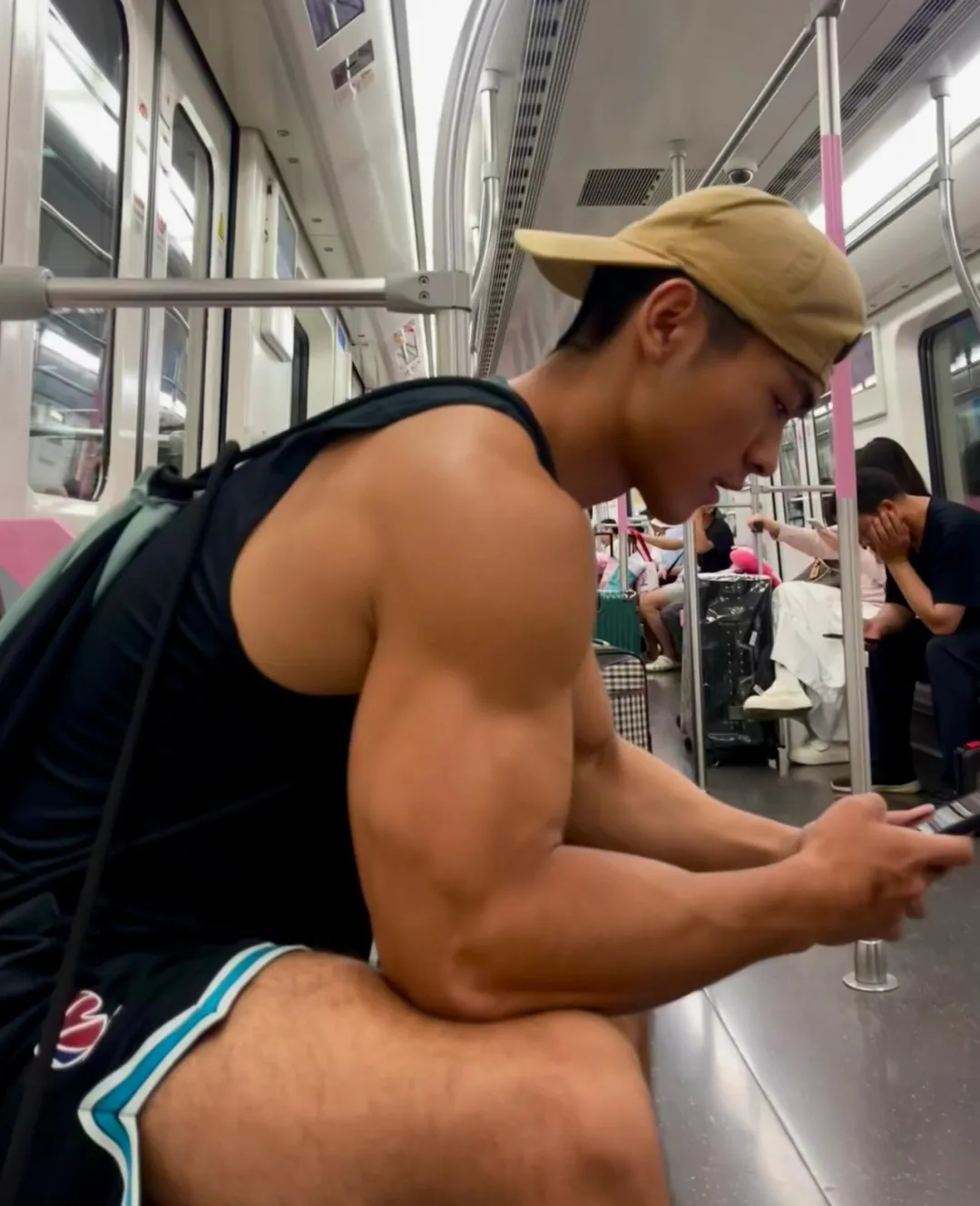 武汉地铁上的黑皮肌肉男找到了，大腿太粗壮太顶啦！