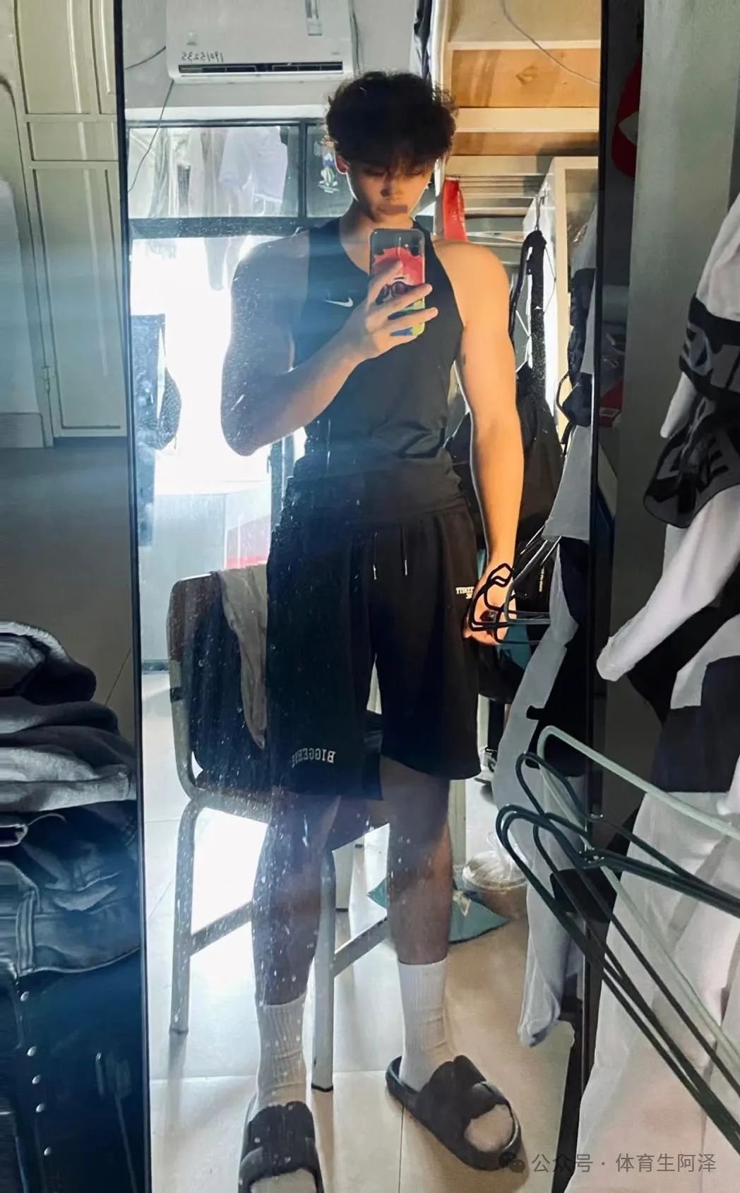 185 黑皮体育生宿舍自拍照,八块腹肌,室友都谗哭了..... 185 黑皮体育生宿舍自拍照,八块腹肌,室友都谗哭了.....