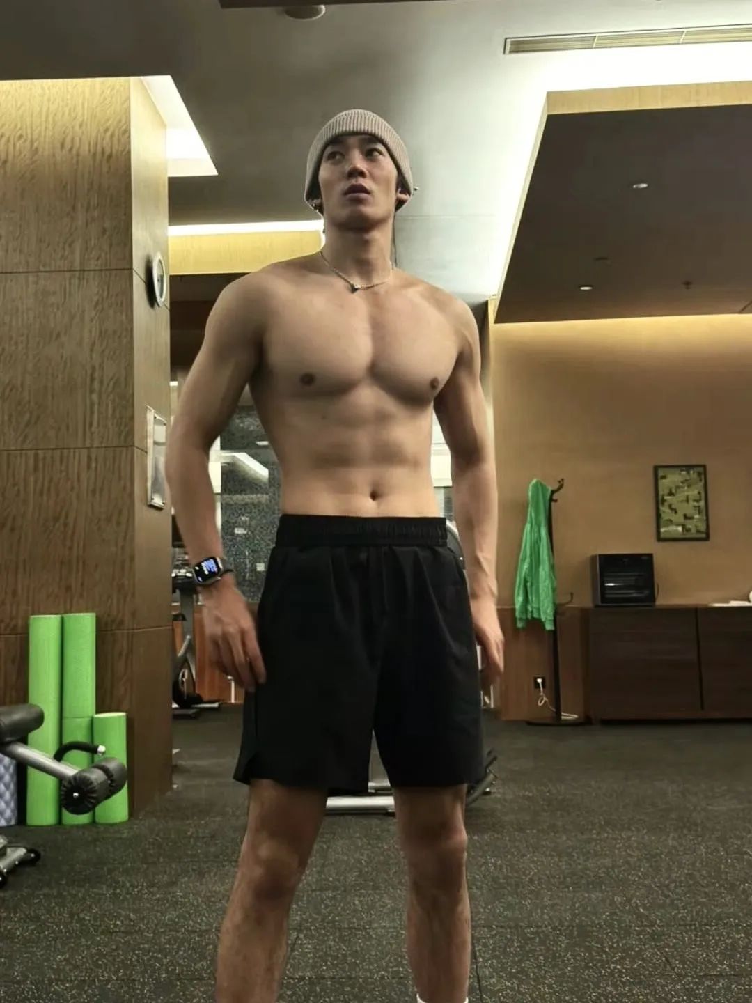 于是，塌房了！舔脚婆、男女通吃、双插头 Buff 叠满…
