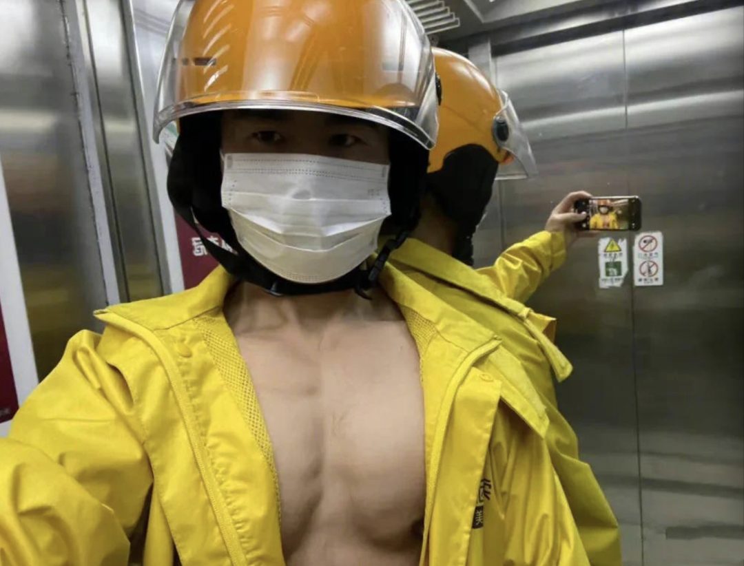 肌肉外卖员拉开衣服玩自拍，这身材绝了