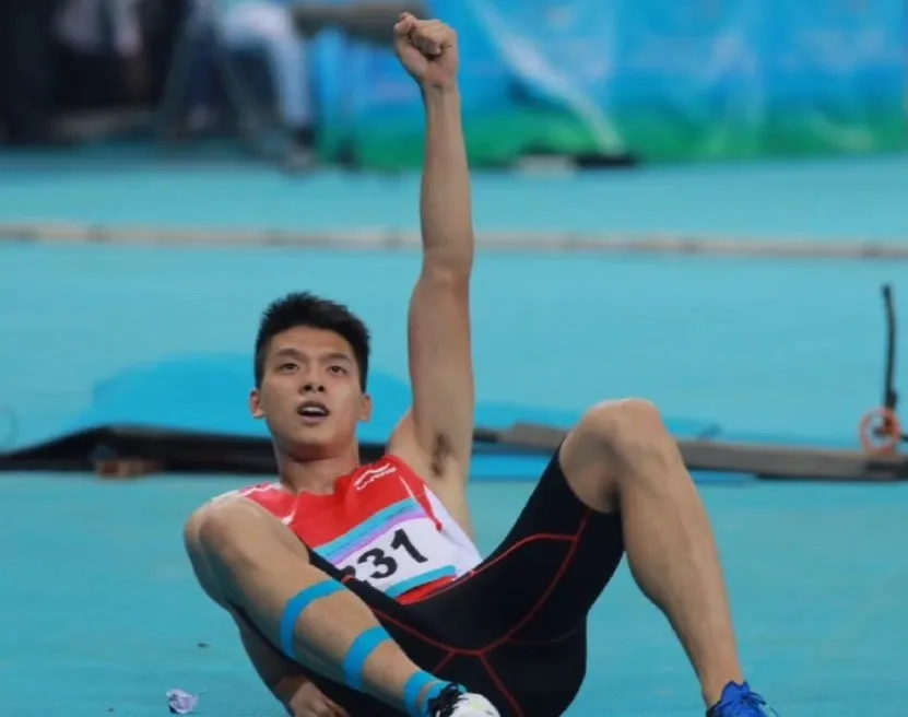 苏炳添小师弟户外冲凉被拍，这臀也太翘了！