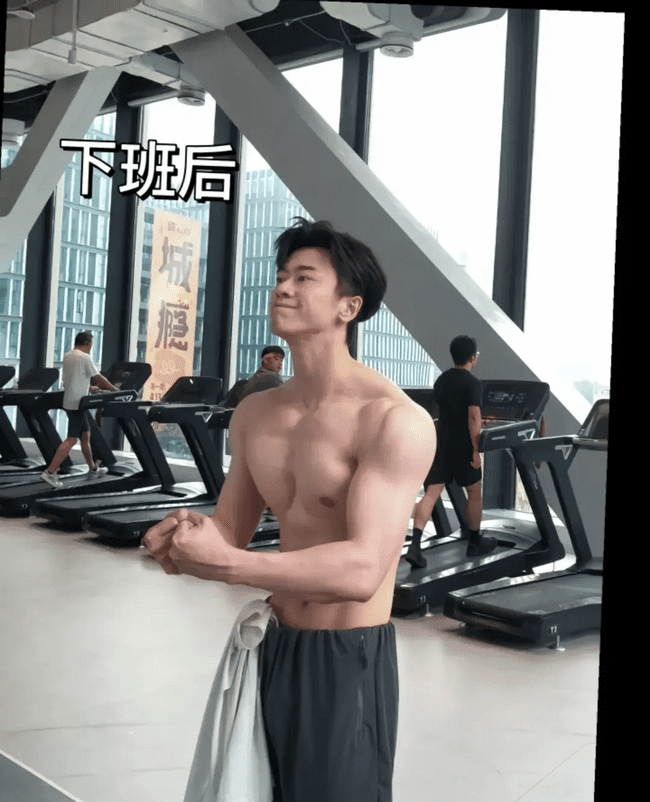 八块腹肌的高颜值语文老师帅呆了！