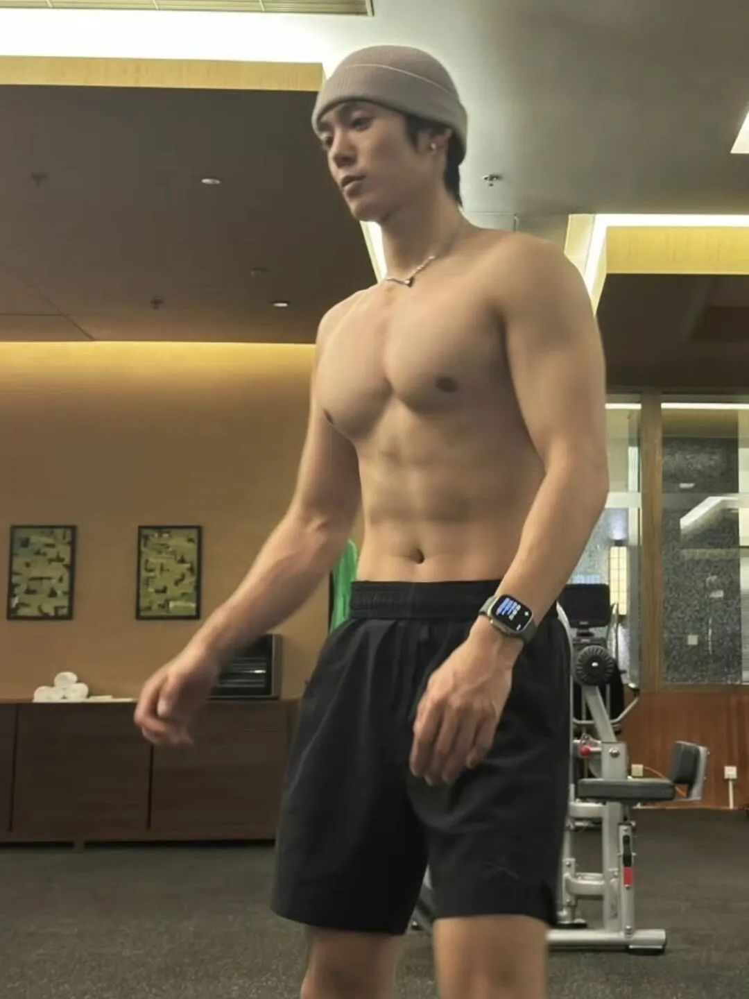 于是，塌房了！舔脚婆、男女通吃、双插头 Buff 叠满…