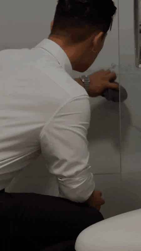 约到“退伍肌肉正装男”家政服务，干累了还脱衣服？