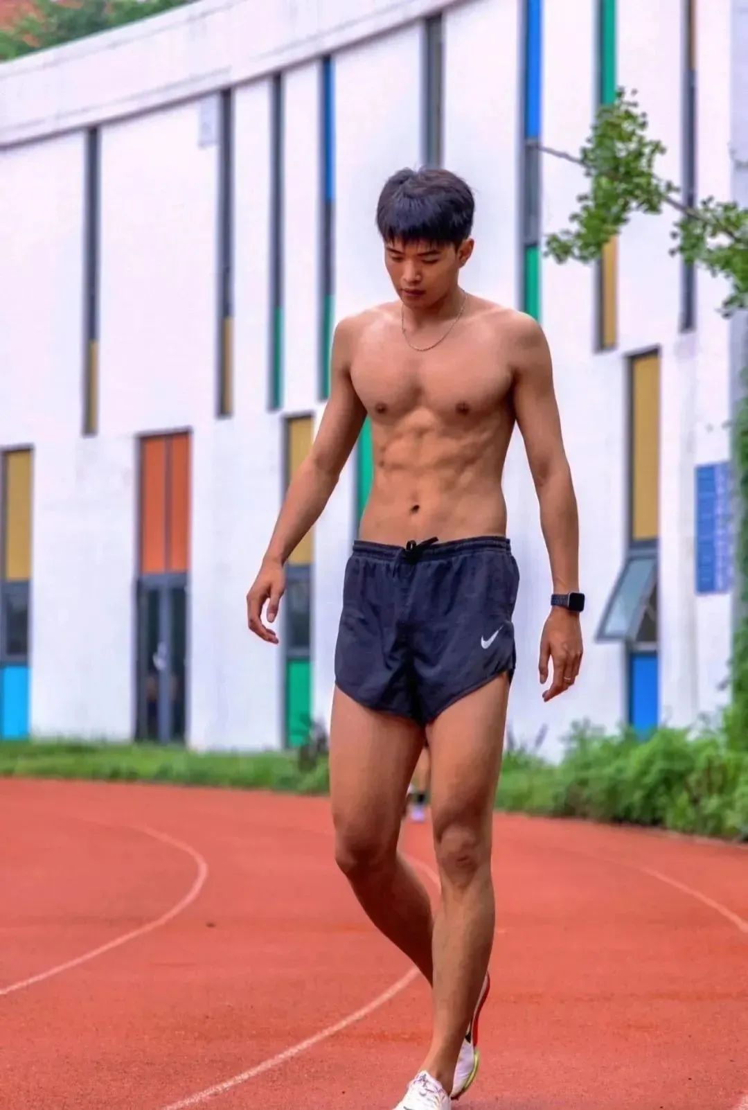 193CM 黑皮田径体育生，19 岁山东男大的迷人魅力！