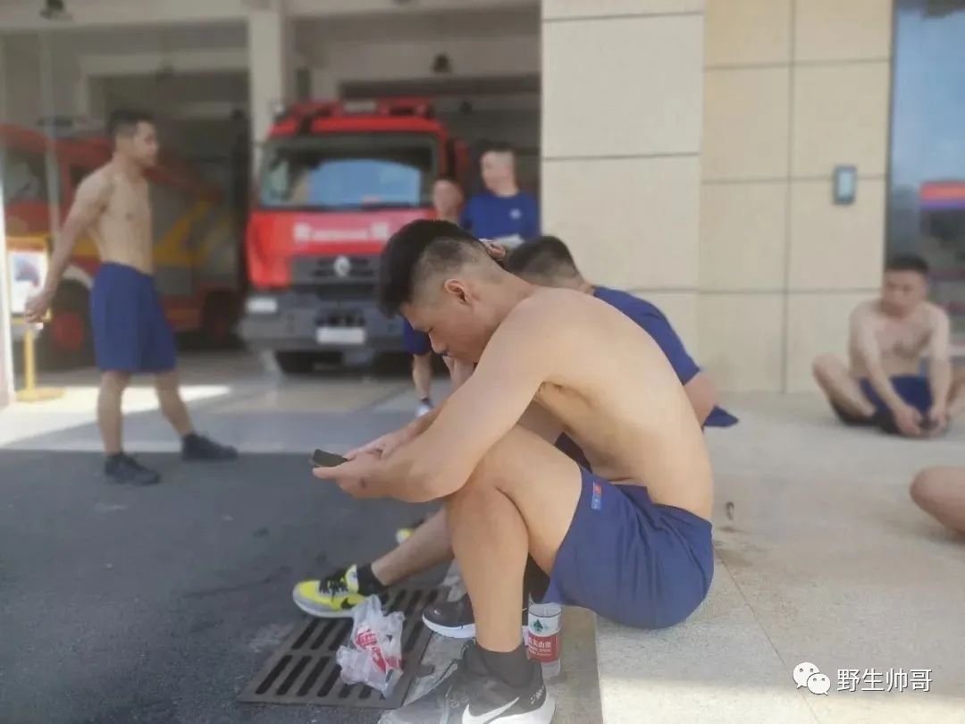 当消防员穿上灰裤子，太顶啦