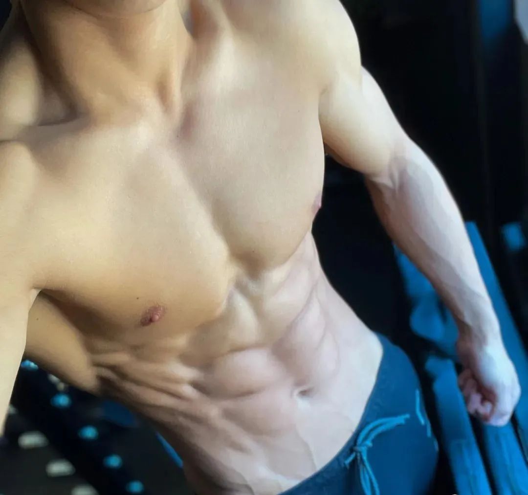 推特网红肌肉爸爸私教课卖五百约的都是男顾客，值吗？