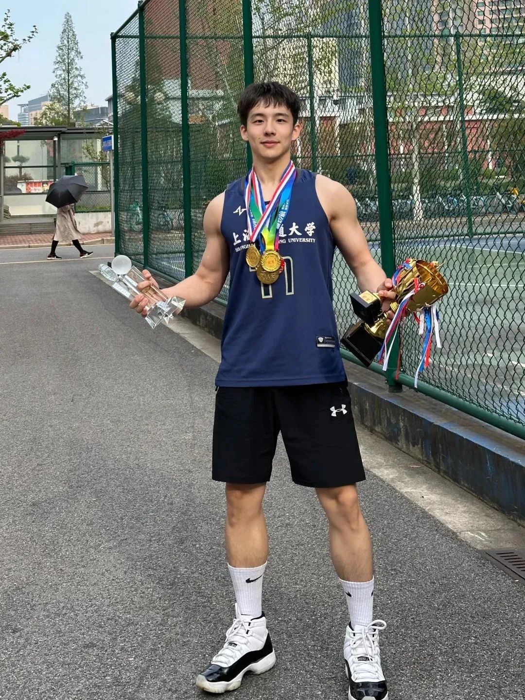 上海交大 183CM 篮球帅哥被采访!! 上海交大 183CM 篮球帅哥被采访!!