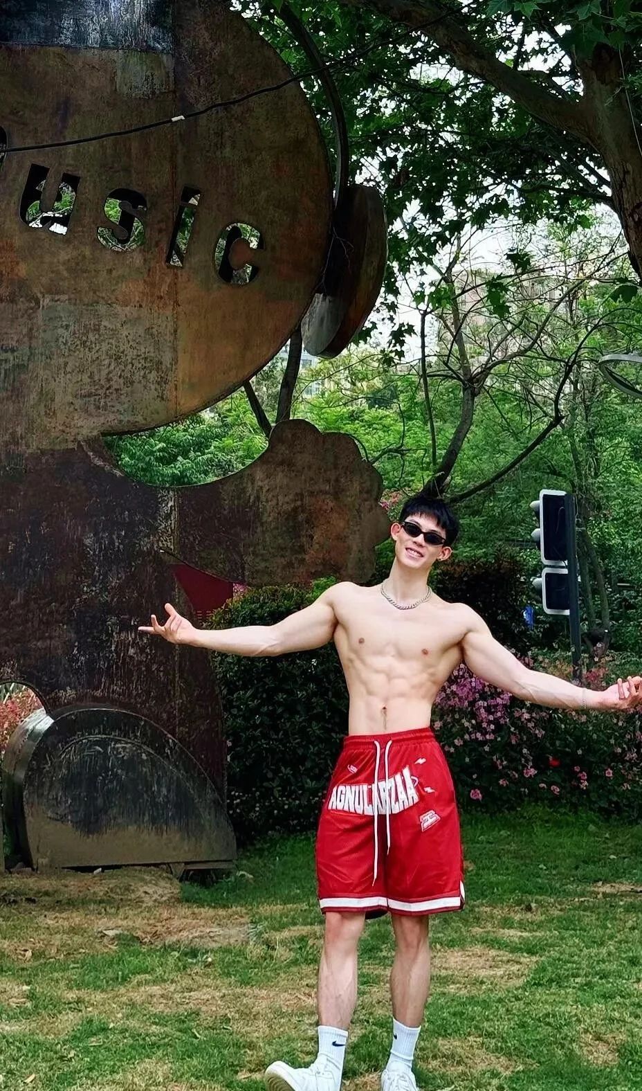 成都街头性感腹毛体育生，大肌男悬念拉满了！