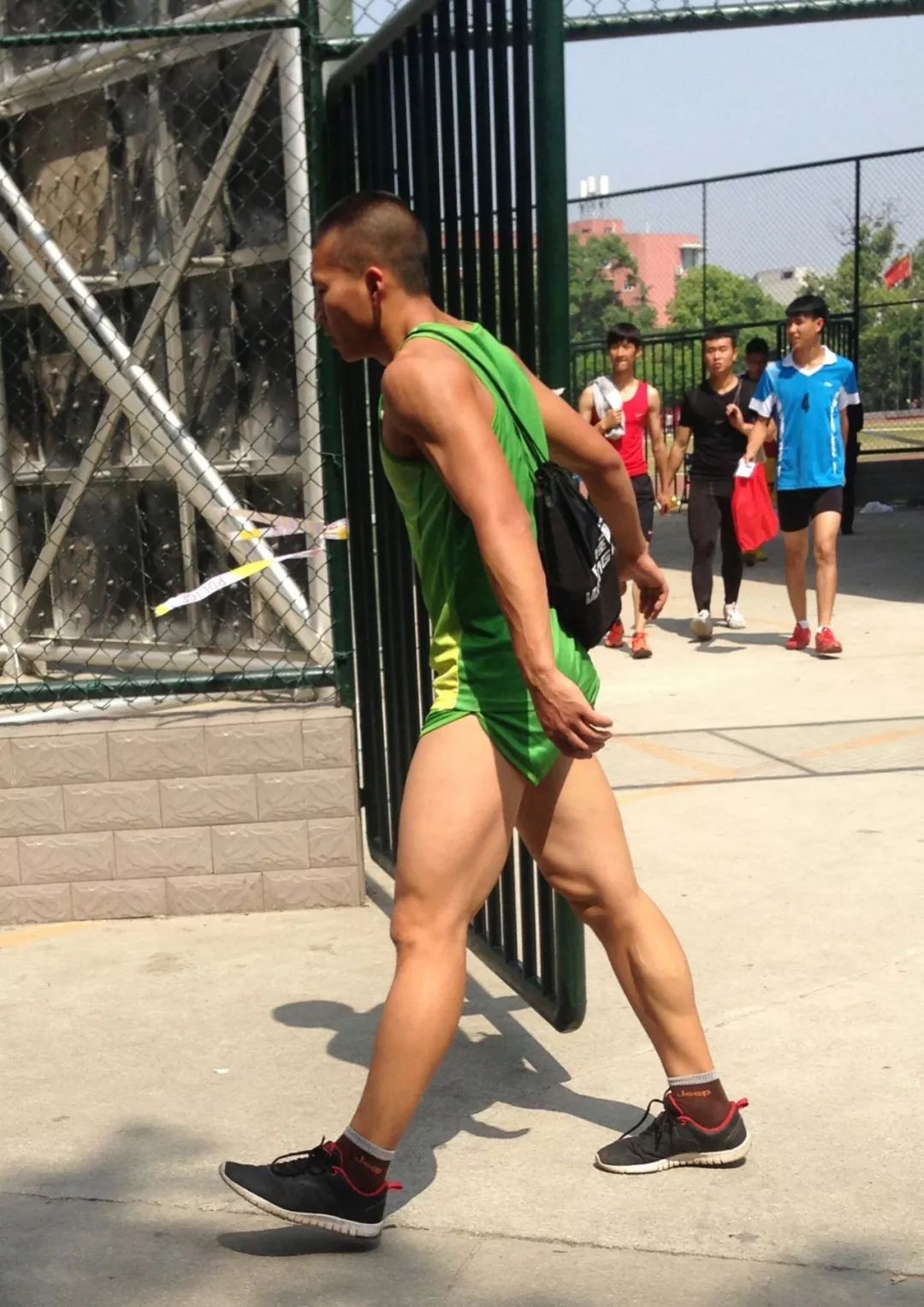 成都体院遇见的野生体育生，操场一个穿得比一个紧！