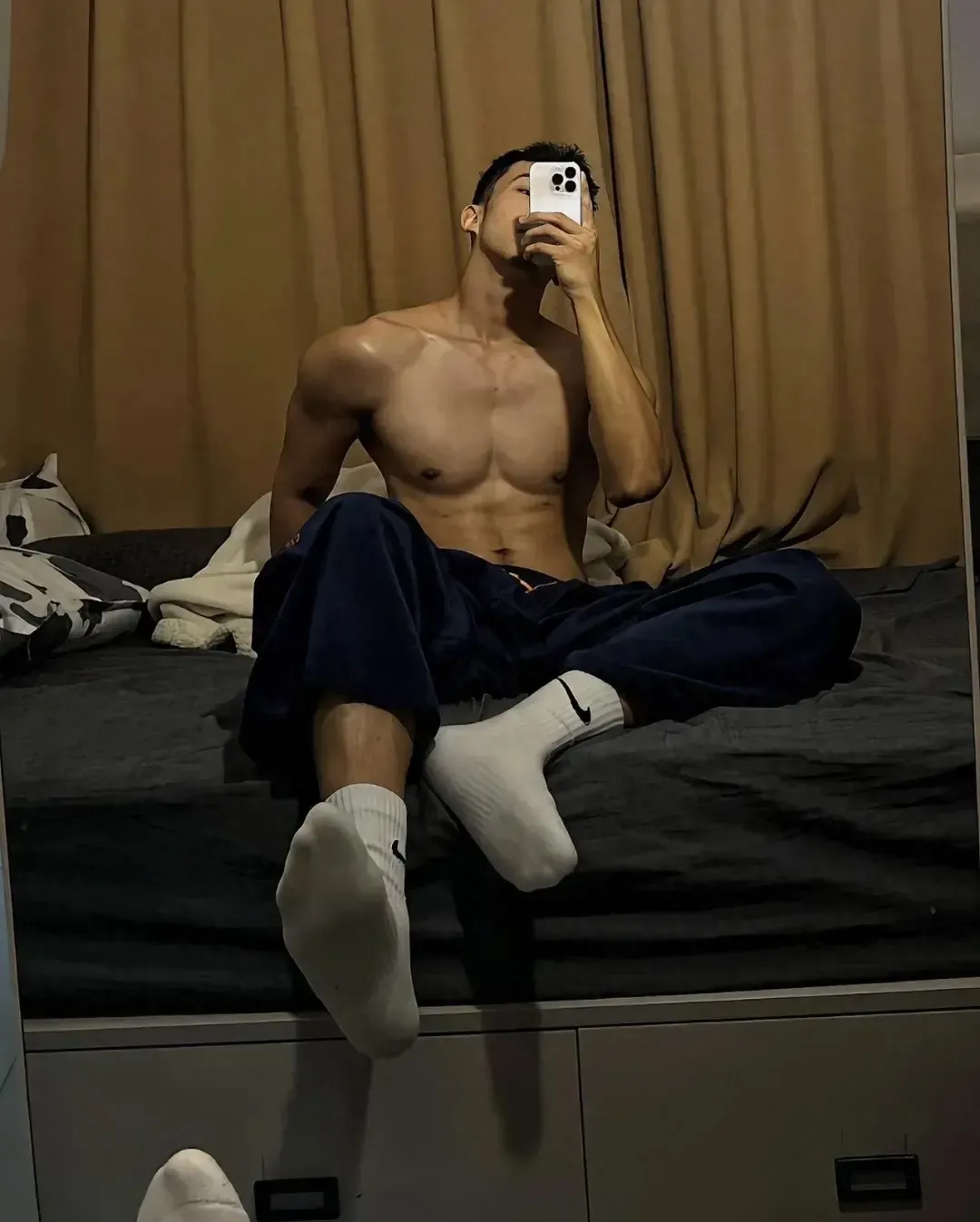 黑皮白袜体育生 1S，找听话的小狗伺候！