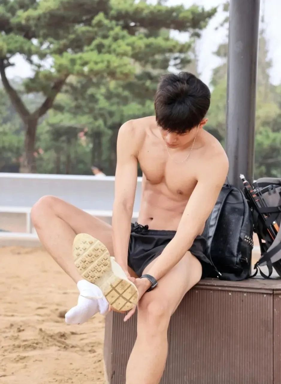 193CM 黑皮田径体育生，19 岁山东男大的迷人魅力！