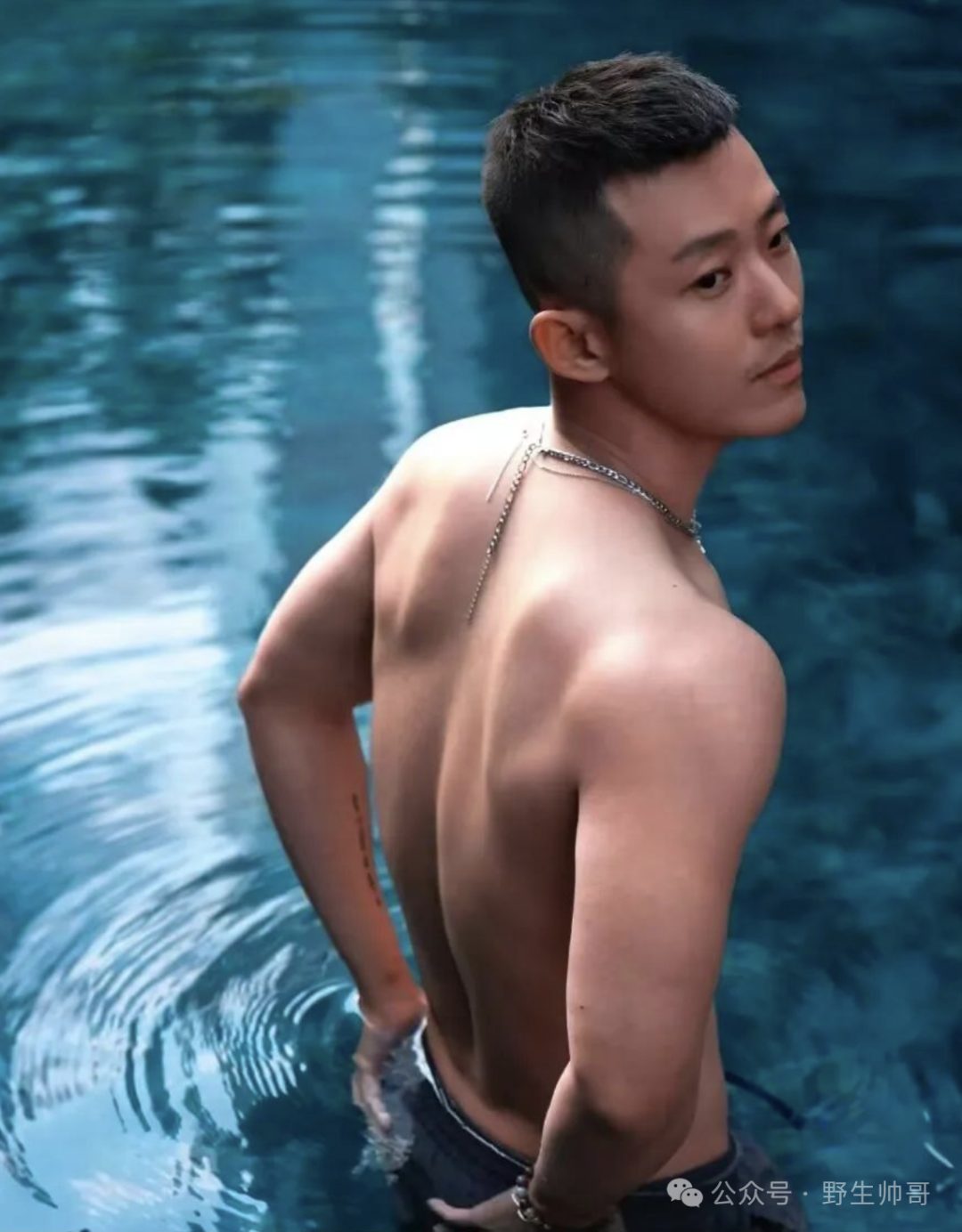 又一枚运动男自拍私照流出，长腿翘臀当爸爸太顶啦！