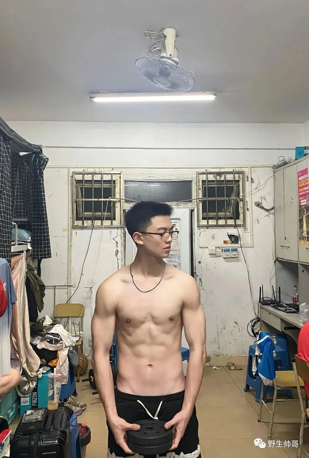 南宁覃森平替 20 体育生穿内裤自拍，拉低裤子秀腹肌大实力！