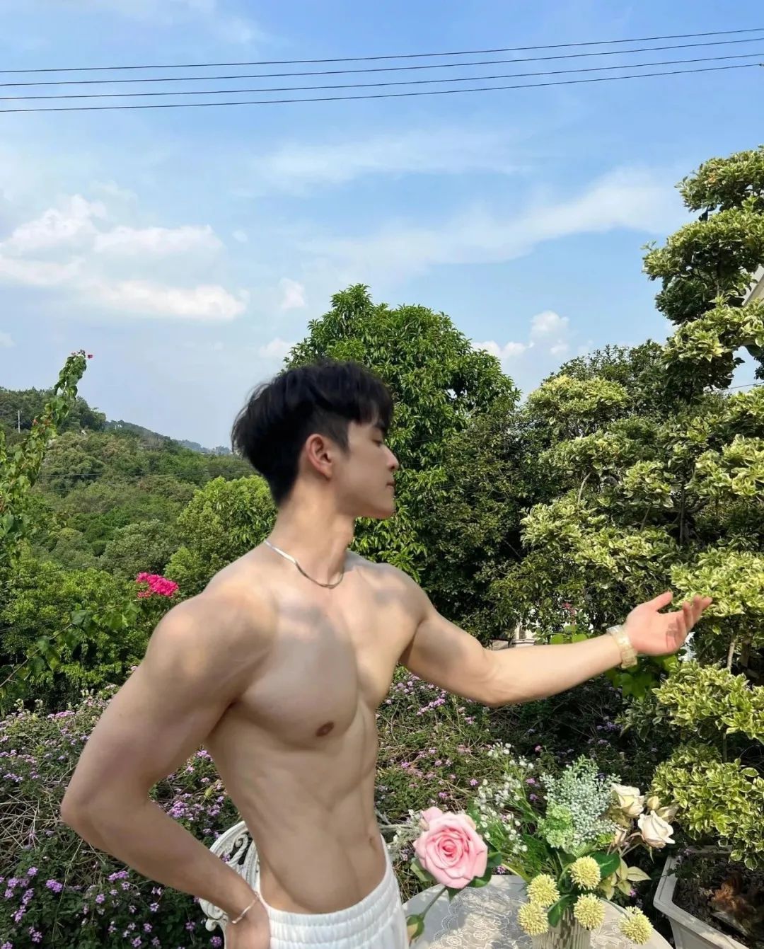 重庆帅奶狗，冷白皮细腻光滑能掐出水！