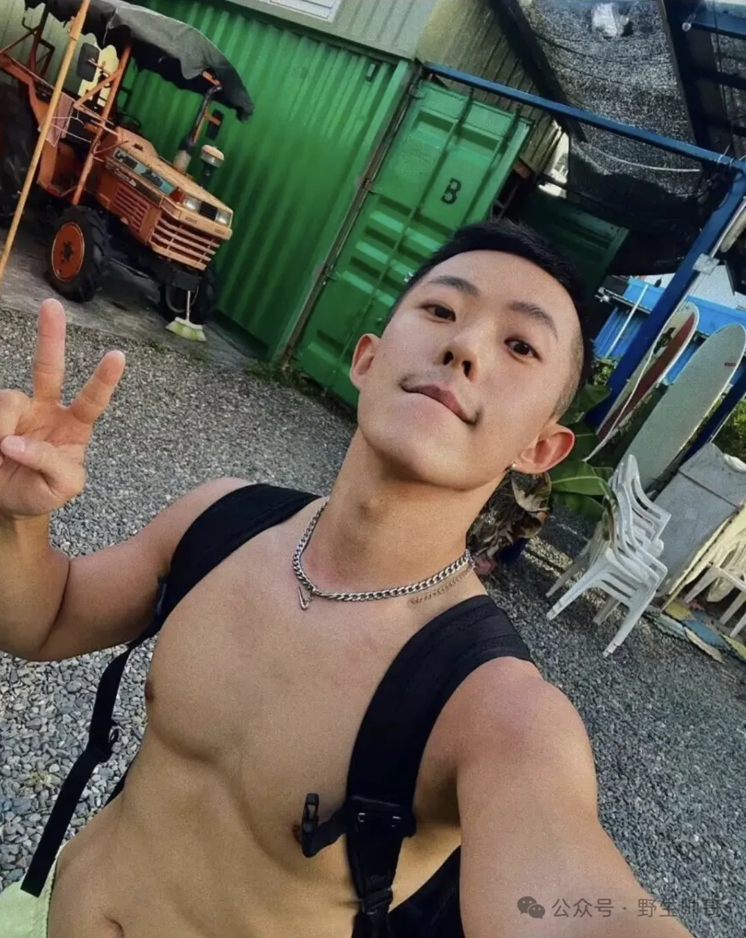 又一枚运动男自拍私照流出，长腿翘臀当爸爸太顶啦！