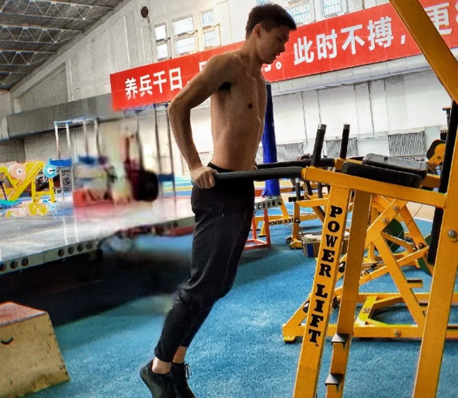 苏炳添小师弟户外冲凉被拍，这臀也太翘了！